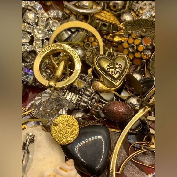 3 LBS UNSEARCHED UNTESTED COSTUME JEWELRY LOT~ gold, silver rhinestones pearls - Picture 5 of 5